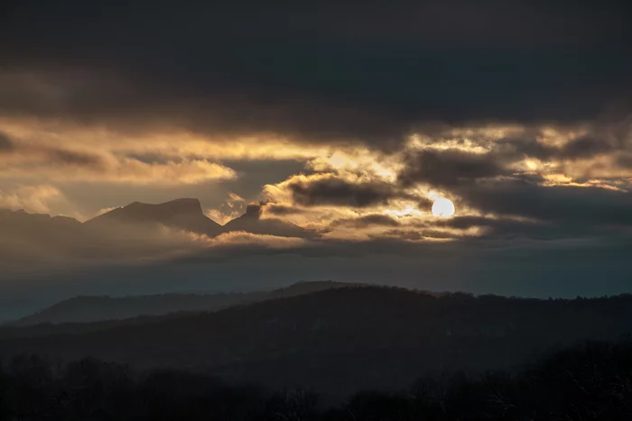 Sunny evening - My, Sunset, The sun, Evening, The photo, The mountains, Mountain tourism, Tourism, Hike, Landscape, Caucasus mountains, Nature, The nature of Russia, Clouds