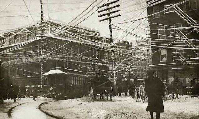 Wire over New York, 1887 - New York, Electricity, The wire, The street, Black and white photo, Story