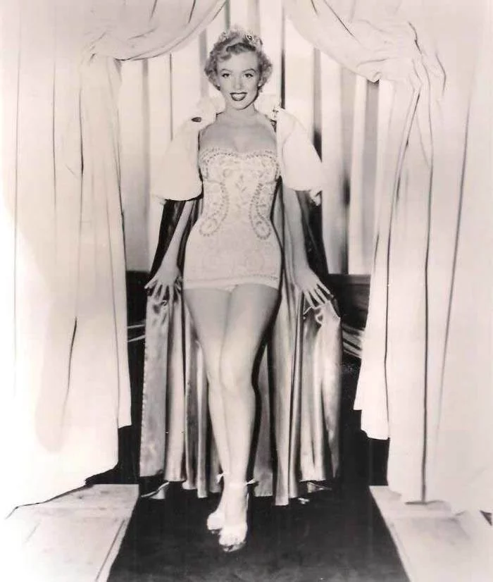 Marilyn Monroe in the movie We Are Not Married (IX) Cycle The Magnificent Marilyn episode 814 - Cycle, Gorgeous, Marilyn Monroe, Actors and actresses, Celebrities, Blonde, Movies, Hollywood, USA, 50th, 1952, Black and white photo