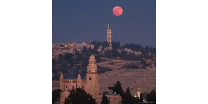 Full Moon over Jerusalem - My, Full moon, Jerusalem, moon, The photo, Photographer, Alexey Golubev, No filters, Canon, Israel, Palestine, Town, Architecture, Astrophoto, Repeat