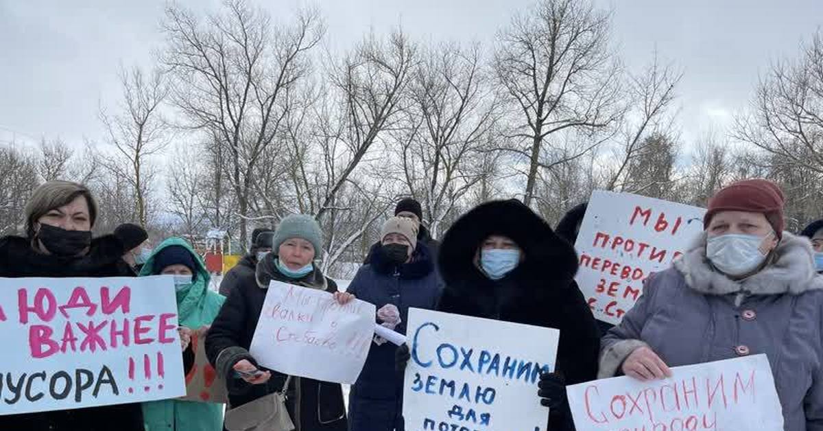 Произвол власти. Человек с плакатом. Плакат против мусорного полигона. Человек с плакатом в руках на митинге. Митинг на тему экологии.