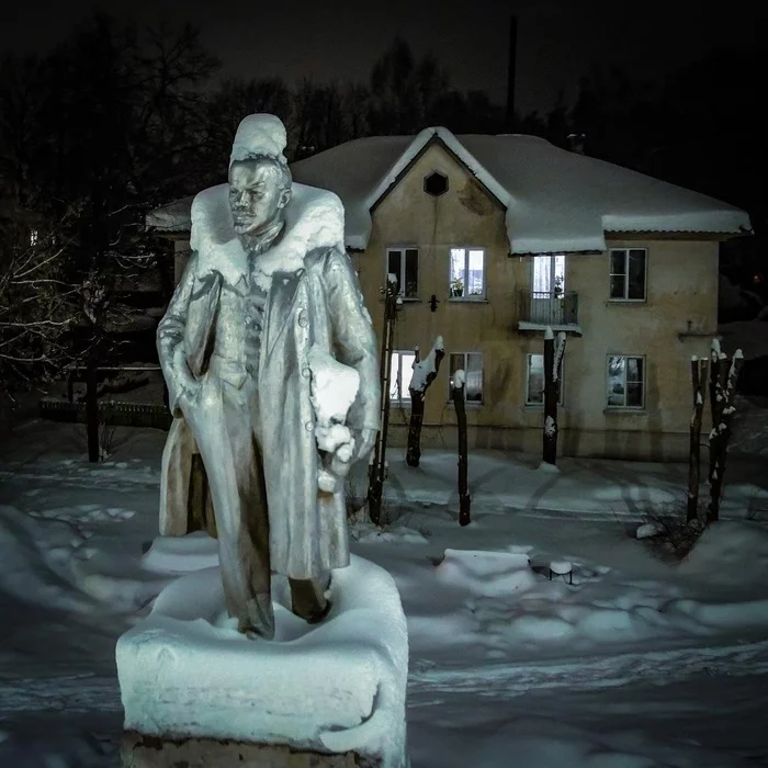 Ilyich carries Krupskaya to the hut of Maksatikha village, Tver region - My, Monument, Street photography, Lenin, Maksatiha