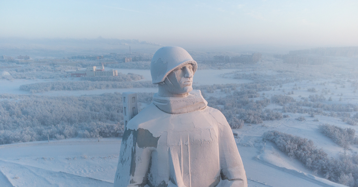 Строители в заполярье иногда в качестве. Памятник Алеше в Мурманске. Памятник защитникам Заполярья Алеша Мурманск. Памятник защитникам советского Заполярья в Мурманске. Монумент Алеша в Мурманске.