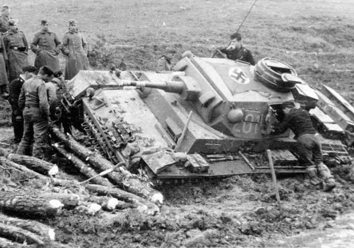 I think he's stuck! - The Second World War, The Great Patriotic War, Battle for Moscow, Tanks, Dirt, Wehrmacht