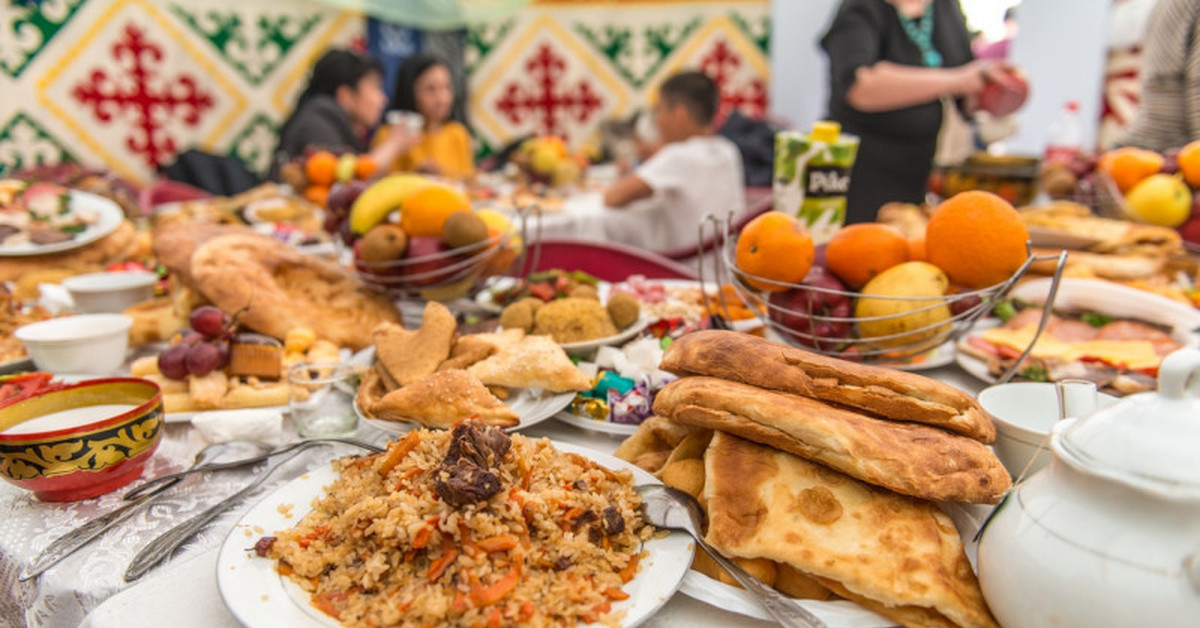 Какие блюда на наурыз. Наурыз Казахстан дастархан. Национальная кухня казахов. Казахский национальный стол. Казахская кухня дастархан.