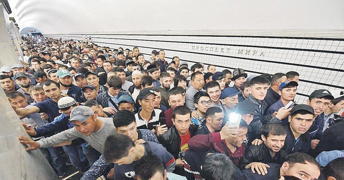 Миграционная политика после крокуса. Толпа гастарбайтеров. Таджикские мигранты. Толпа мигрантов. Мигранты фото.