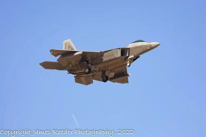 Закрытые подкрыльевые контейнеры для F-22 Raptor - Авиация, f-22 Raptor, ВВС, США, Контейнер, Крылья, Лётные испытания, Длиннопост