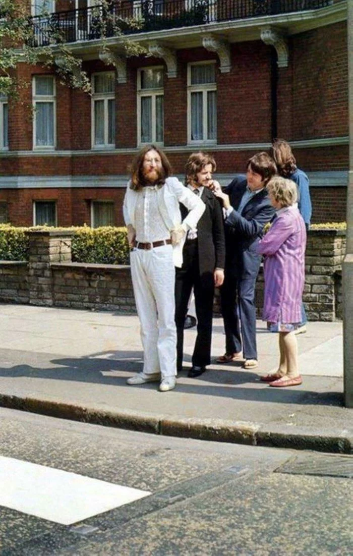 Moments before The Beatles photo shoot at Abbey Road in 1969 - The beatles, Musicians, Old photo, Abbey Road, Moment, The photo, Story, Retro, Music