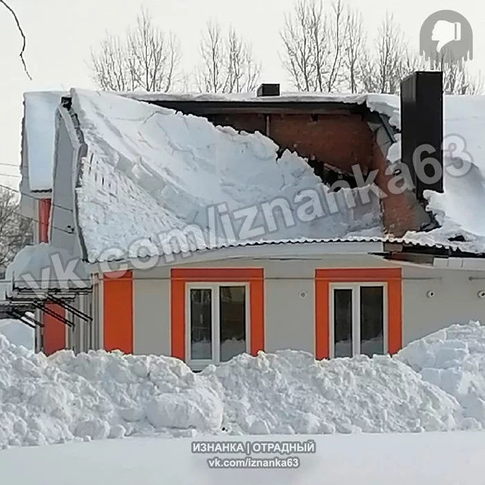 In the city of Otradny, Samara region, in a new house intended for resettlement from emergency houses, the roof collapsed - Samara Region, Negative, Snow, Roof, Pleasing