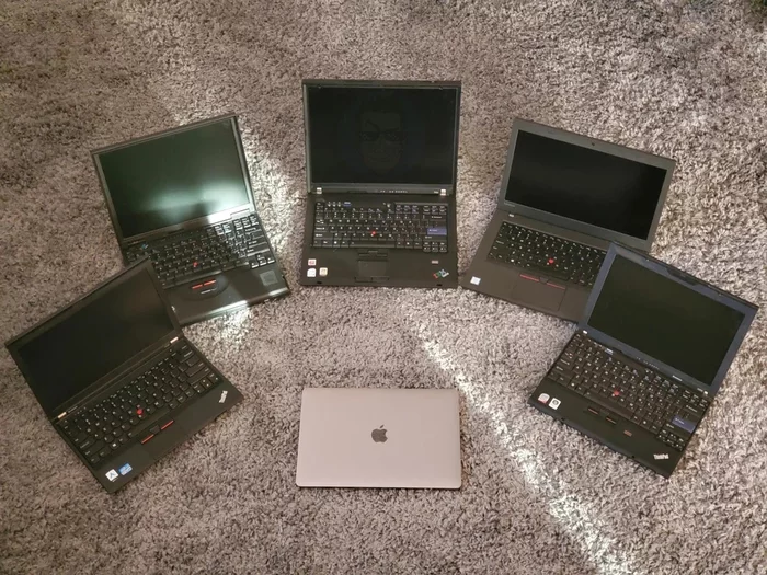 When the only one on the whole team to use a Mac - IT humor, Memes, Notebook, Macbook, Girl and five blacks, Thinkpad