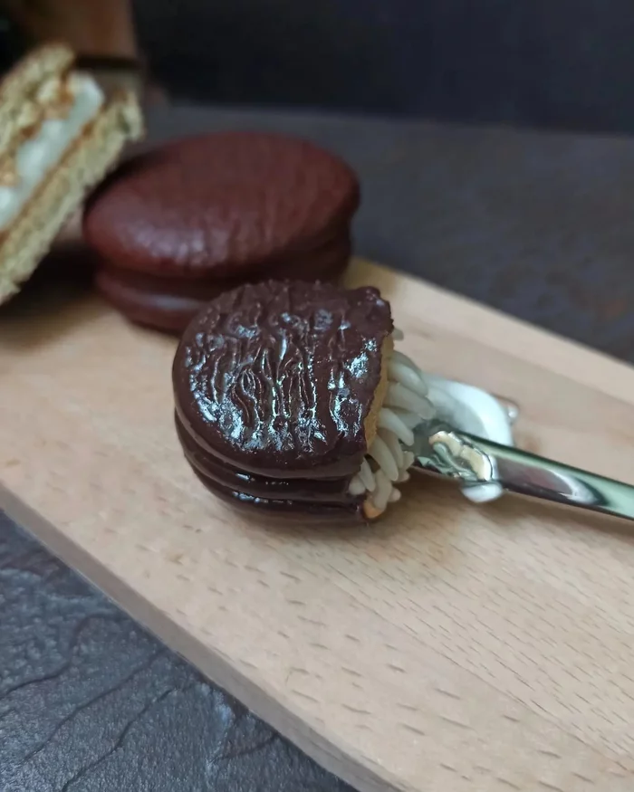 Ложка с декором Choco Pie - Моё, Choco Pie, Полимерная глина, Ложка, Декор, Монстр, Клыки, Подарки, Видео, Вертикальное видео, Tiktok, Длиннопост