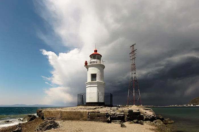Tokarevsky lighthouse, Vladivostok. A storm is coming - My, Vladivostok, Lighthouse, Дальний Восток, Primorsky Krai, The photo, Landscape, Before the storm, Clouds, Power lines