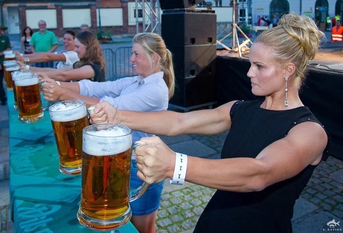 Selection of waitresses for Oktoberfest - Oktoberfest, Girls, Waiters, Beer, Кружки