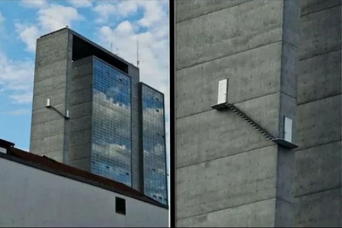 «Конечно, вы можете курить. У нас есть лестница для курящих»