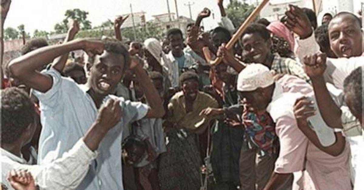 Сын тащит мертвого отца крокус сити. Сомали 1993 черный ястреб Могадишо. Американцы в Сомали 1993 Могадишо. Сомали 1993 черный ястреб.
