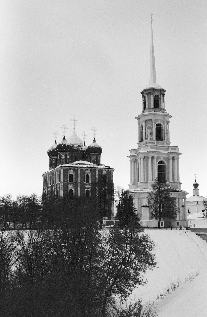 Успенский собор в Рязанском кремле - Моё, Pentax, Черно-белое, Пленка, Рязань, Рязанский кремль, Fujifilm, Уличная фотография, Длиннопост