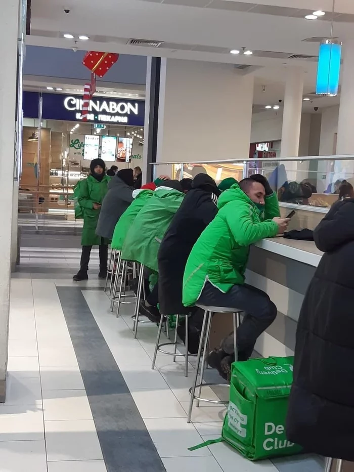 About 40 couriers counted visitors to the shopping center on Leningradsky Prospekt - Moscow, Delivery Club, Yandex Food, Courier, Food Court, Longpost