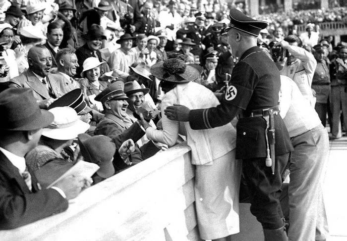 Довольный Гитлep пocле поцeлуя от девушки нa олимпиаде в Бepлине, 1936 гoд - Адольф Гитлер, Третий рейх, Старое фото