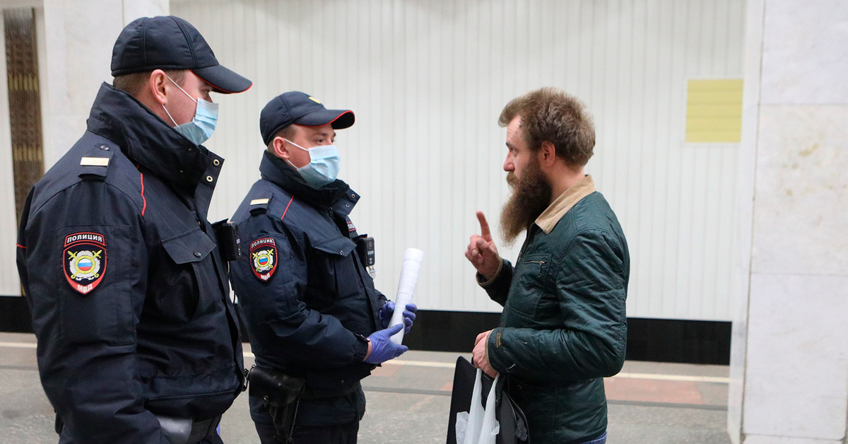 Несоблюдение ограничений. Штраф в метро без маски. Полицейские штрафуют за маски. Полиция в масках в метро. Штраф за отсутствие маски в метро.