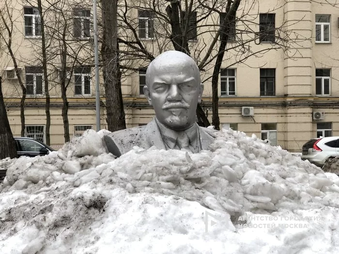 Lenin appeared from under the snow. - Moscow, news, Winter, Snow, Humor, Lenin