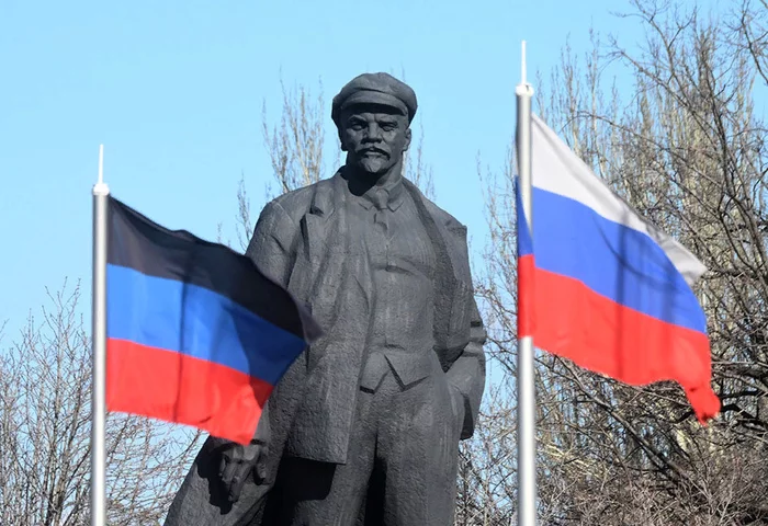 Grandpa, we will protect your name from the frostbitten granddaughters to whom you left the hut! Congratulations to the DPR and LPR !!! - Lenin, DPR, LPR, Russia, Politics, Congratulation