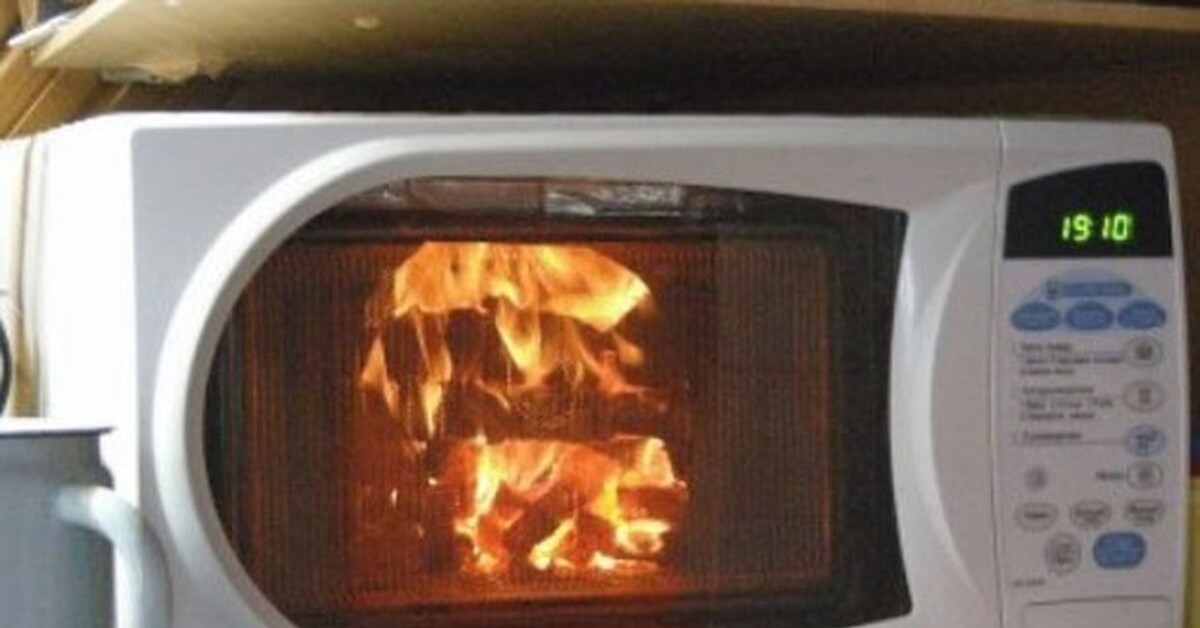 Возгорание микроволновки. Микроволновая печь искрит внутри причины. Свч приборы. Почему загорается микроволновка. Микроволновка самсунг smart oven не нажимается старт.