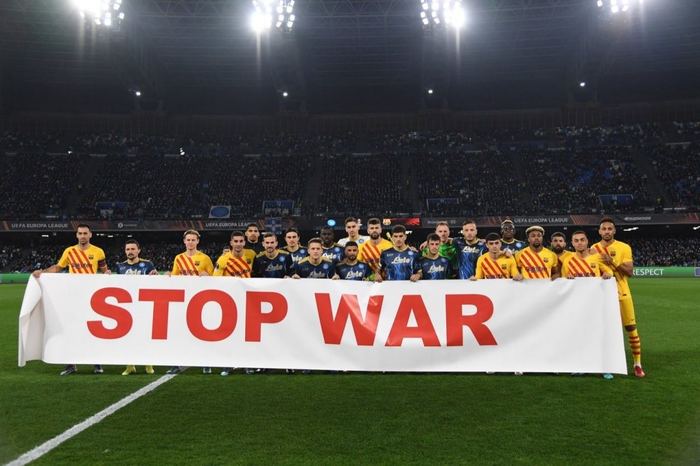 "Наполи" и "Барселона" выступили против войны перед матчем Лиги Европы Наполи, Футбольный клуб Барселона, Футбол, Фотография, Миру мир!