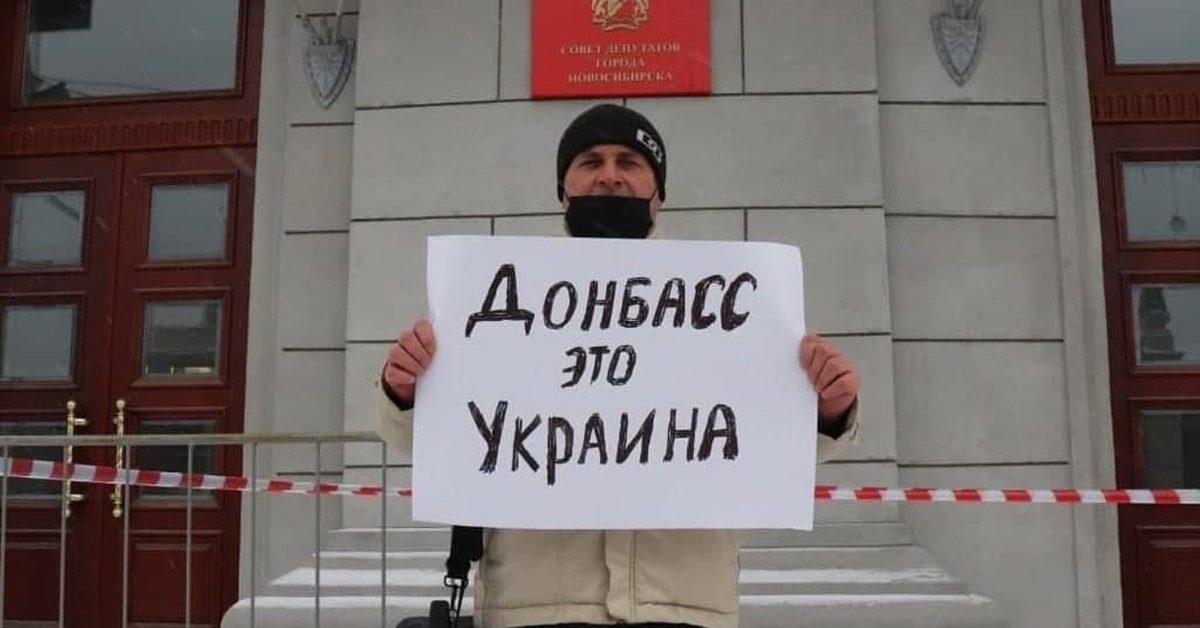 Россия не остановится. Одиночный пикет в Украине. Украинцы с плакатами. Люди с плакатами нет войне. Украинцы пикет против России.