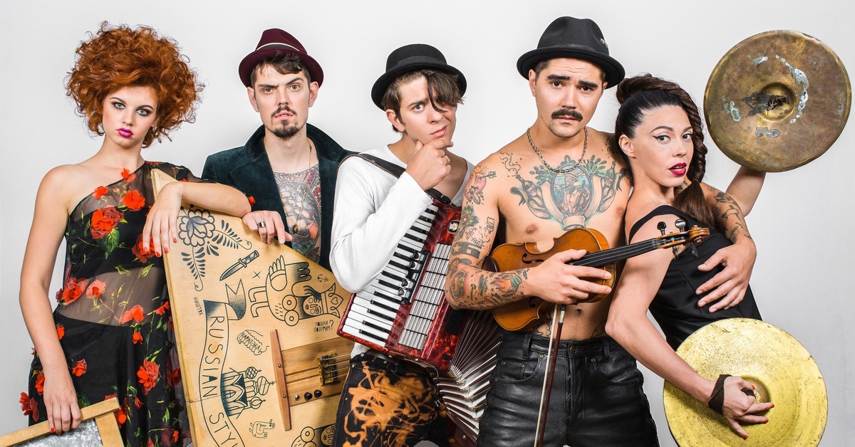 Песня рашен стайл. Солист зе хэттерс. The Hatters солистка. Солист группы the Hatters. Анна Музыченко the Hatters.