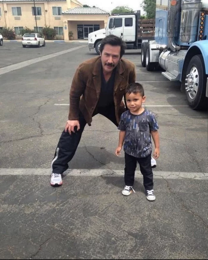 To make a good photo for a little fan is not so writhing. - Keanu Reeves, Actors and actresses, Celebrities, Photo with a celebrity, Children, Longpost, Positive