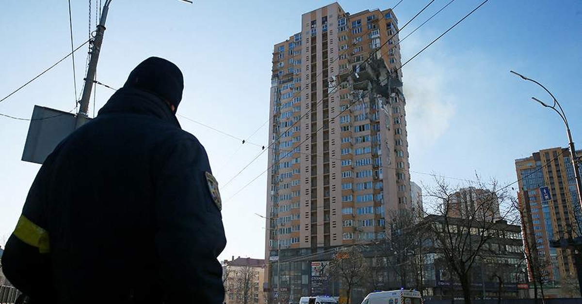 Ракета в киеве. Попадание в многоэтажку в Киеве. Киев многоэтажки. Попадание ракеты в жилой дом в Киеве. Попадание ракеты в жилой дом в Киеве 26 февраля.