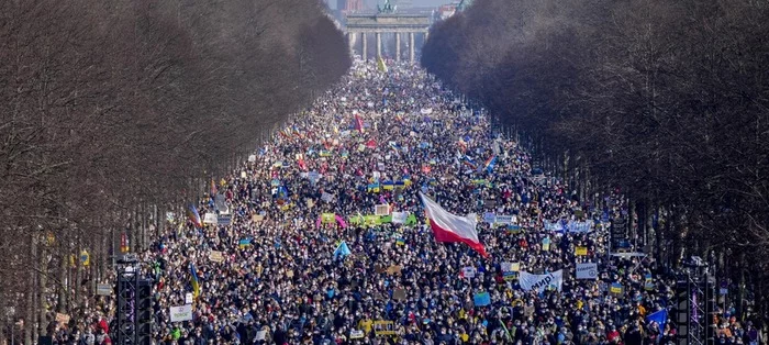 Citizens, do not interfere with the passage of other citizens - Berlin, Germany, Protest, European Union, Pacifism, Demonstration, Support, Politics, Russia and Ukraine