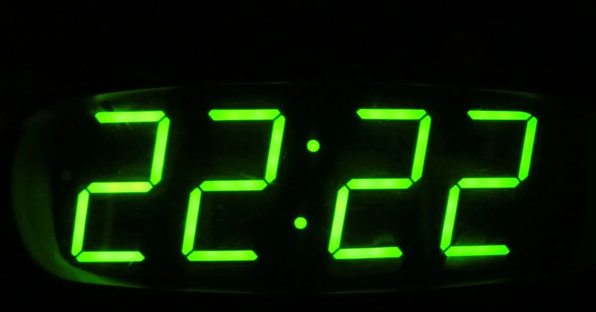 Было часов десять вечера. Часы 22 22. Цифровые часы 22 00. Электронные часы 22 00. Электронные часы 2:00.
