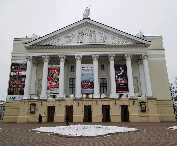 Tatar Academic State Opera and Ballet Theater named after Musa Jalil (Freedom Square, 2) - Architecture, Monument, Town, sights, The park, Evening, Architect, Theatre, Old man, Story, Building, Classicism, Tatarstan, Kazan, Longpost, 