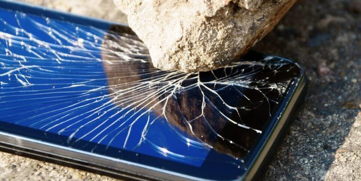 Какой телефон не разбивается. Разбитый самсунг а50. Смартфон с разбитым экраном. Разбитый экран телефона. Треснутый экран смартфона.