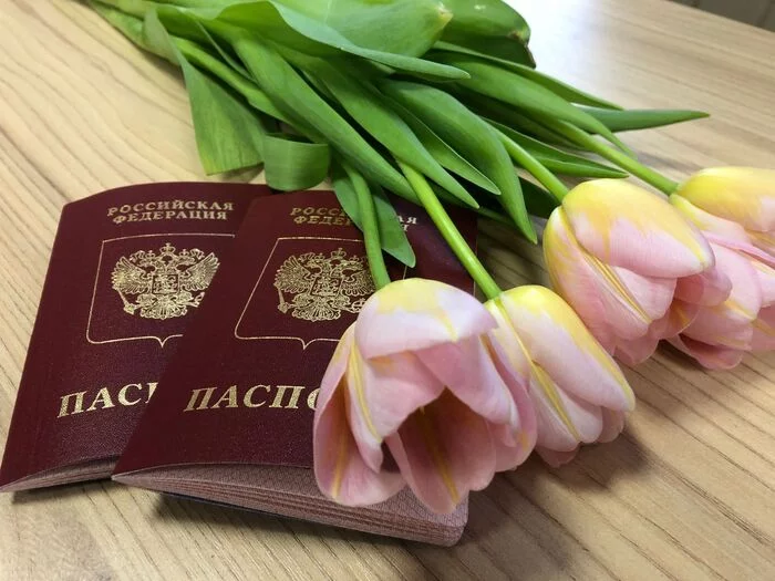 Police handed over passports and donated flowers - Yekaterinburg, news, Ministry of Internal Affairs, Police, Positive, March 8, The passport, Migration, international passport