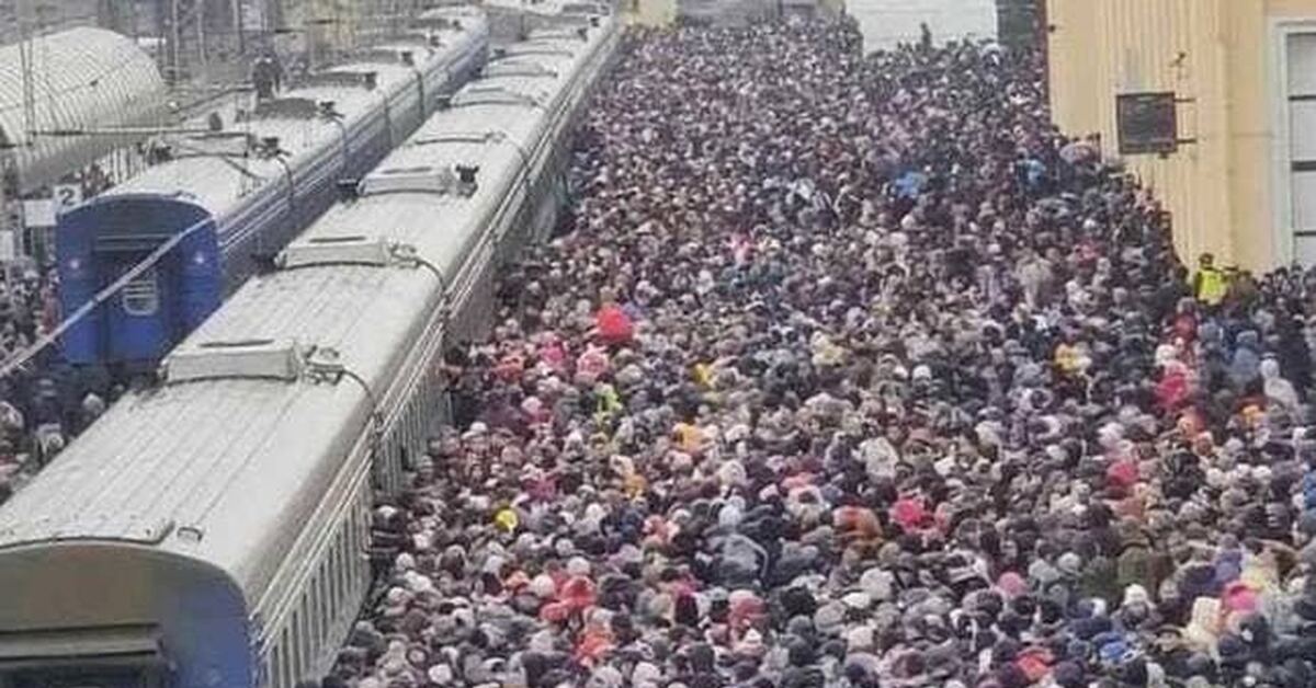 Как попасть в украину 2024. Беженцы на вокзале. Беженцы из Украины на вокзале. Железнодорожный вокзал в Харькове. Беженцы из Украины в поезде.