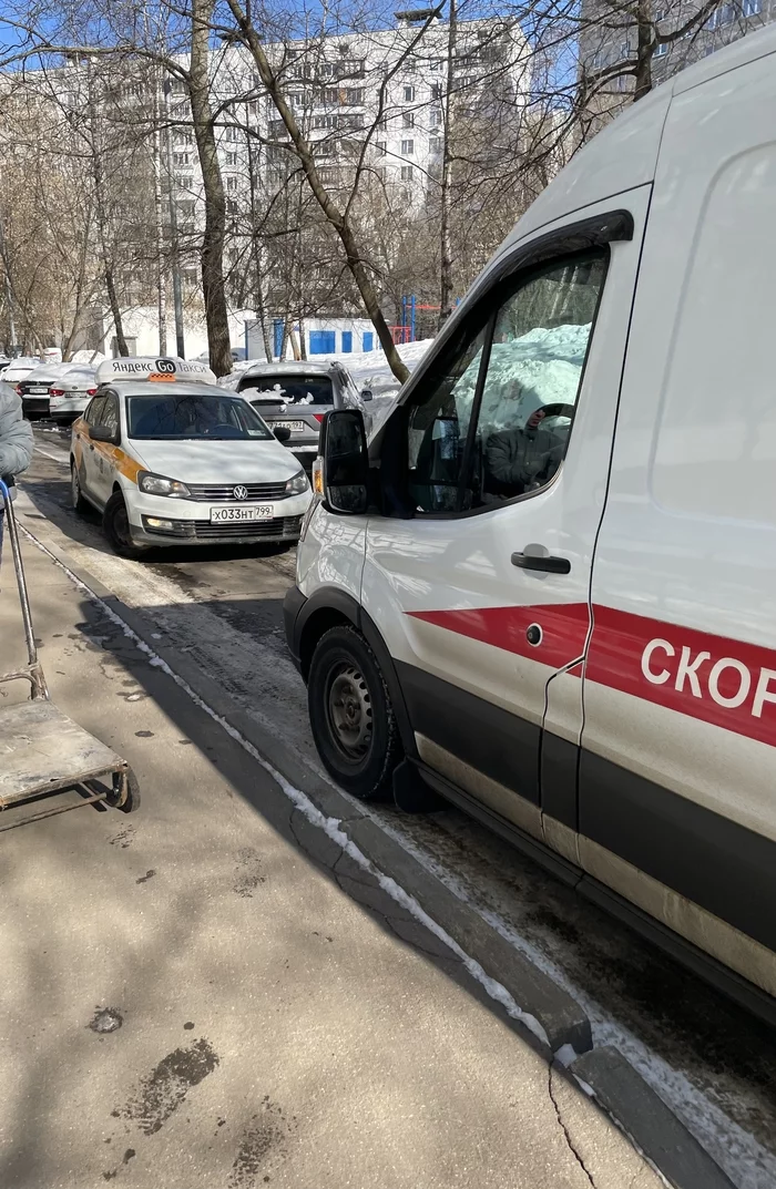 Taxi and ambulance in the yard - My, Yandex Taxi, Ambulance, Migrants, Aggression, Inadequate, Longpost, 