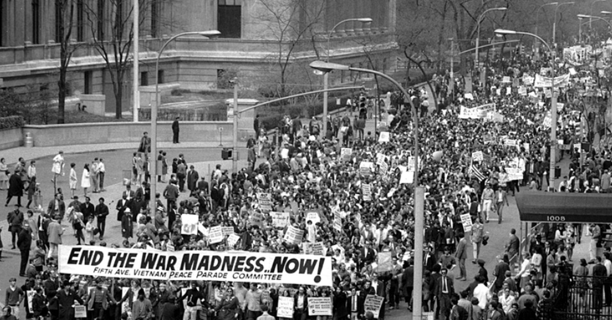 Движение в америке. Протесты против войны во Вьетнаме 1968. Антивоенные протесты в США 1968. Антивоенные демонстрации в США Вьетнам. Антивоенные митинги в США Вьетнам 1968.