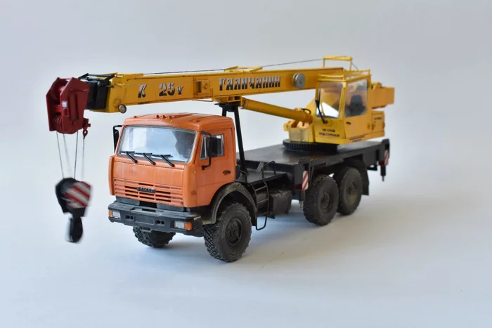 Truck crane KS-55713-5, part 2 - My, Modeling, Scale model, Stand modeling, Homemade, Collecting, Truck crane, Kamaz, Longpost, 