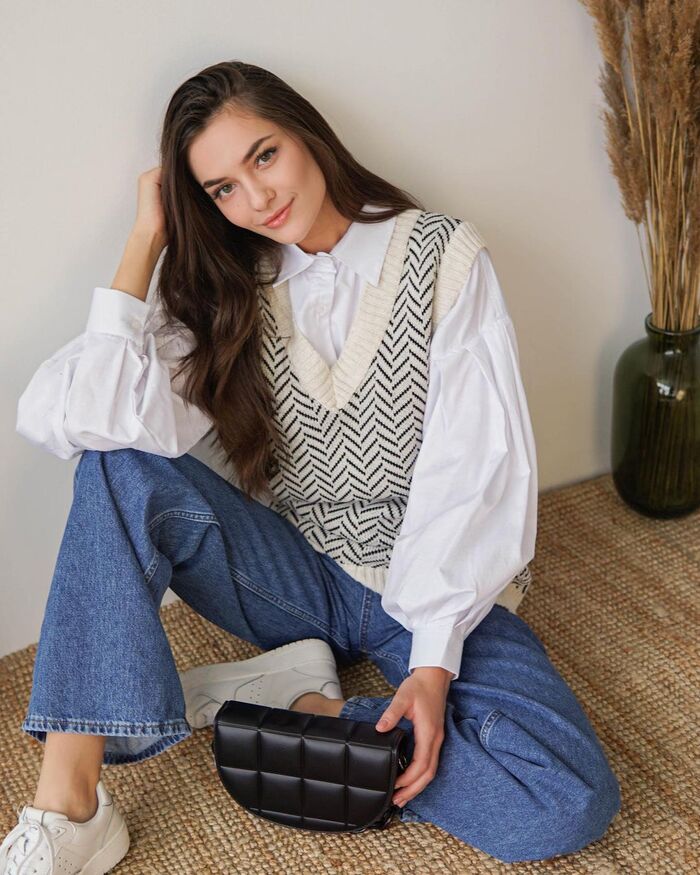 Красивая девушка в кроссовках и джинсах