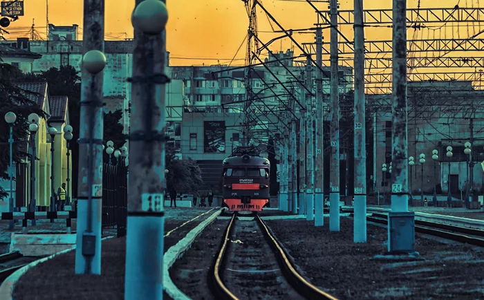 Evening photo - My, Street photography, Evpatoria, Crimea, Railway station, Railway, Transport, Evening, The photo, Beginning photographer, 