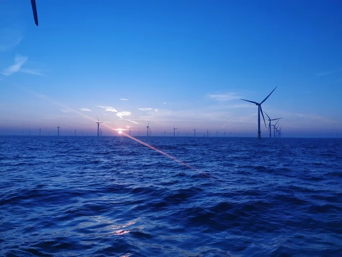 Sunrise in the North Sea - My, Mobile photography, Phone wallpaper, North Sea, Work at sea, dawn, Wind Turbines, 