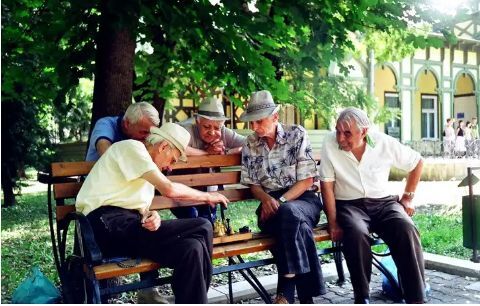 Ответ на пост «Увидела забавную рекламу) Кого из вас дед тоже в шахматы играть учил?»