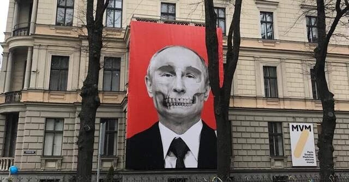 Портрет повешен. Плакат в Риге напротив посольства РФ. Портрет Путина в Риге. Путин посольство Латвии. Плакат Путина на посольстве в Латвии.