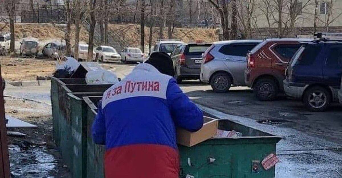 Бомж на мусорке. Путинская помойка. Деды на палках в помойке.