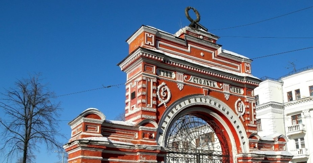 Сайт порохового завода казань. Красные ворота в Казани парк Петрова. Порохового завода Казань красные ворота. Арка порохового завода Казань. Юбилейная арка Казань.