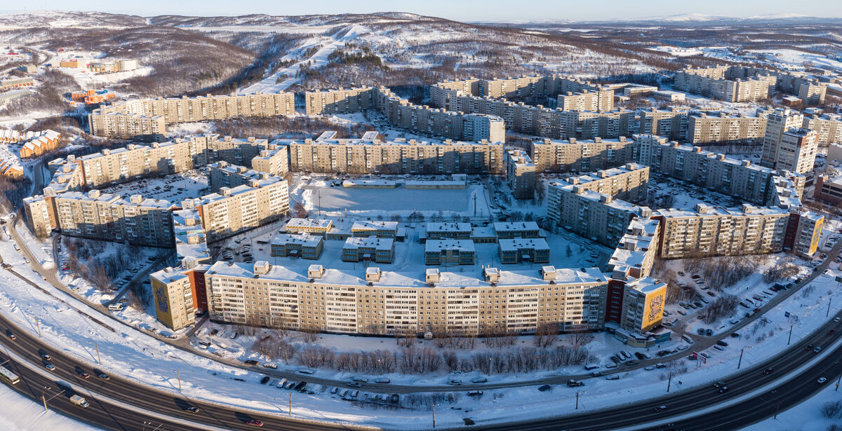 Фото дом мурманск. Самый длинный дом Мурманск Кольский. Самый длинный дом в России Мурманск. Мурманск самое длинное здание. Самое длинное здание в России Мурманск.