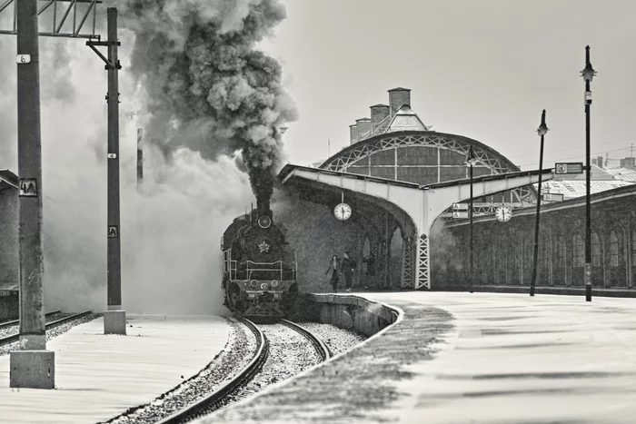 Wait, steam locomotive! - My, Monochrome, The photo, Railway station, railway station, Railway, Black and white, Black and white photo, Locomotive, Smoke, Snow, Platform, Photographer, Saint Petersburg, 