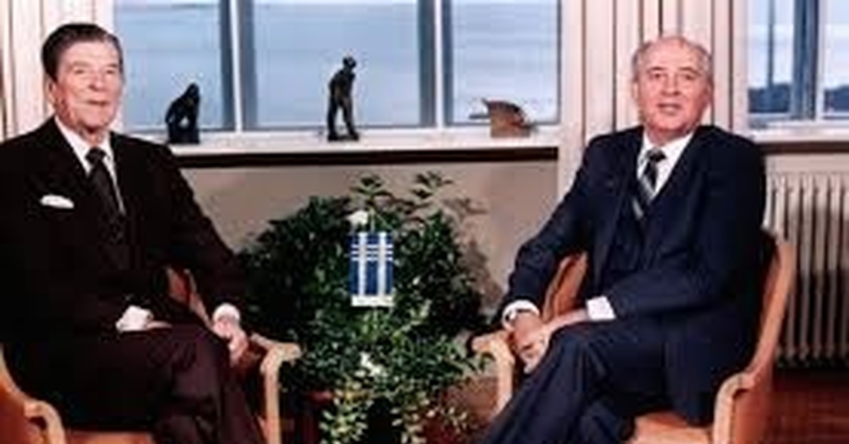 1986 рейган. Горбачёв и Рейган в Рейкьявике. Саммит Рейган Горбачев 1987. Горбачёв Рейган Рейкьявик 1986. Переговоры Горбачева и Рейгана в Рейкьявике.